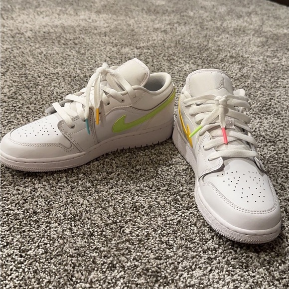 Jordan Women’s Air 1 low - Picture 4 of 7